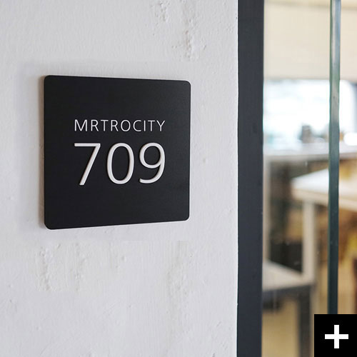 모던한 호실 팻말 From입니다.