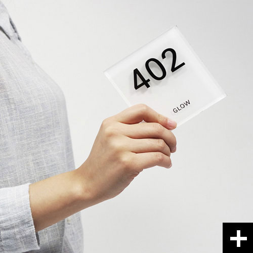 반짝 빛나는 펄 아크릴 위 시트컷팅이 매력적인 호수판 Glow.