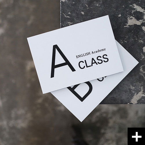 심플한 방이름표. 호실판 디자인 브랜드 502의 Black Label.