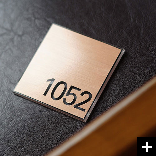 모던하고 고급스러운 느낌의 방번호판 Before Sunset입니다.