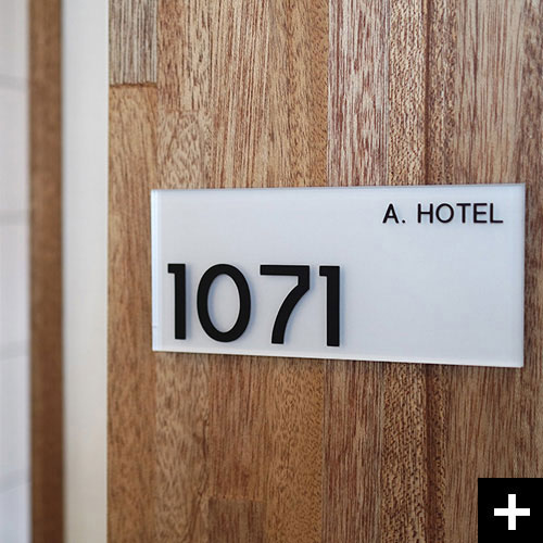 아크릴 위 시트컷팅이 매력적인 호실판 Bold입니다.