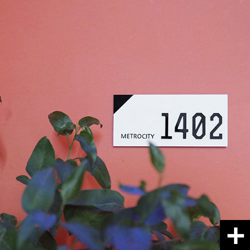 왼쪽 모서리가 포인트. 아크릴스카시가 올라가 있는 호실번호 Magaret입니다.