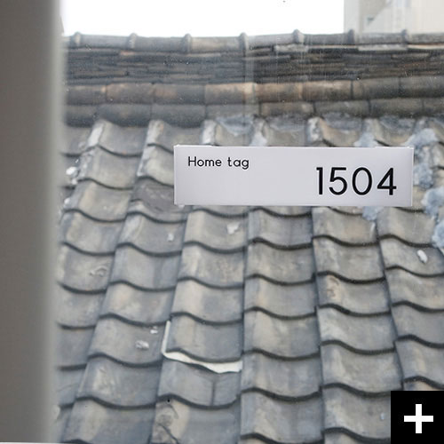 아크릴을 절곡하여 만든 길다란 호실팻말 Tag입니다.