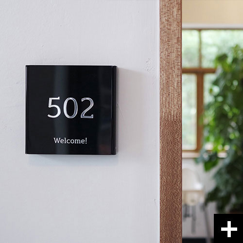 아크릴 절곡하여 은색 아크릴 스카시를 올려 모던한 느낌의 호실판 Zest.